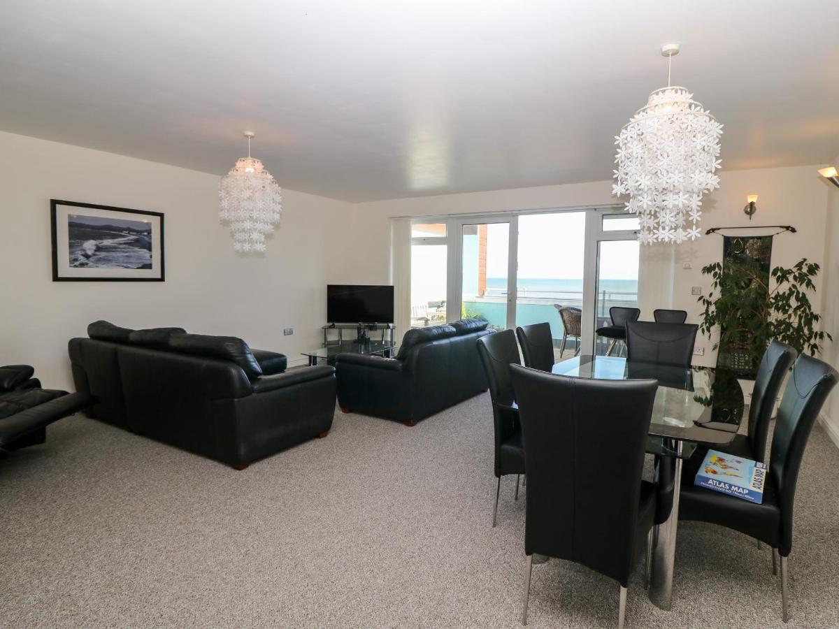 Sea View Apartment Pwllheli Buitenkant foto