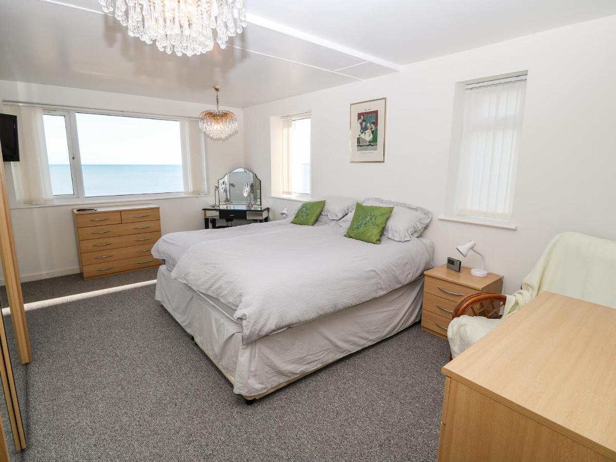 Sea View Apartment Pwllheli Buitenkant foto