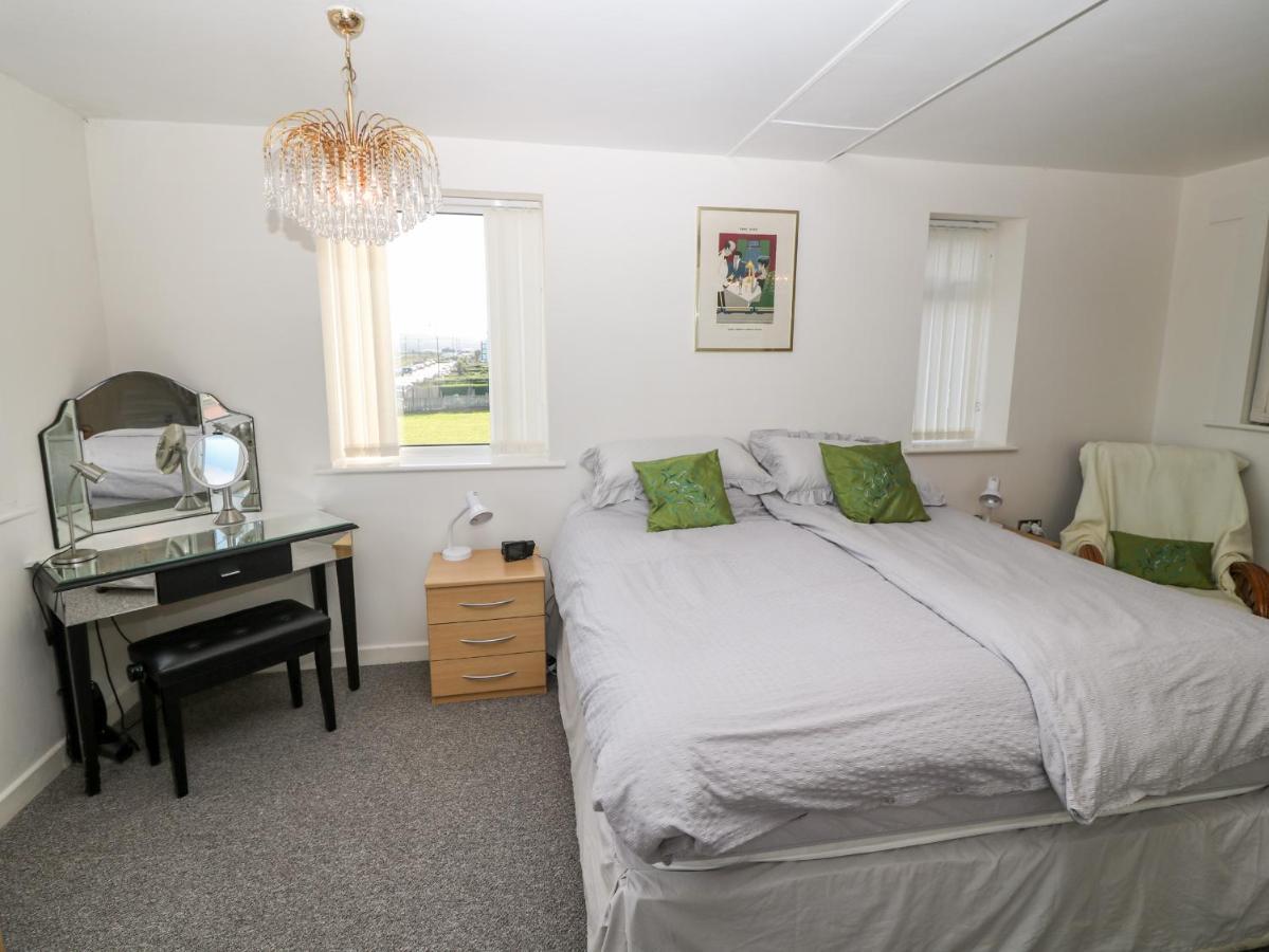 Sea View Apartment Pwllheli Buitenkant foto