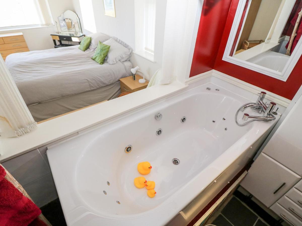 Sea View Apartment Pwllheli Buitenkant foto